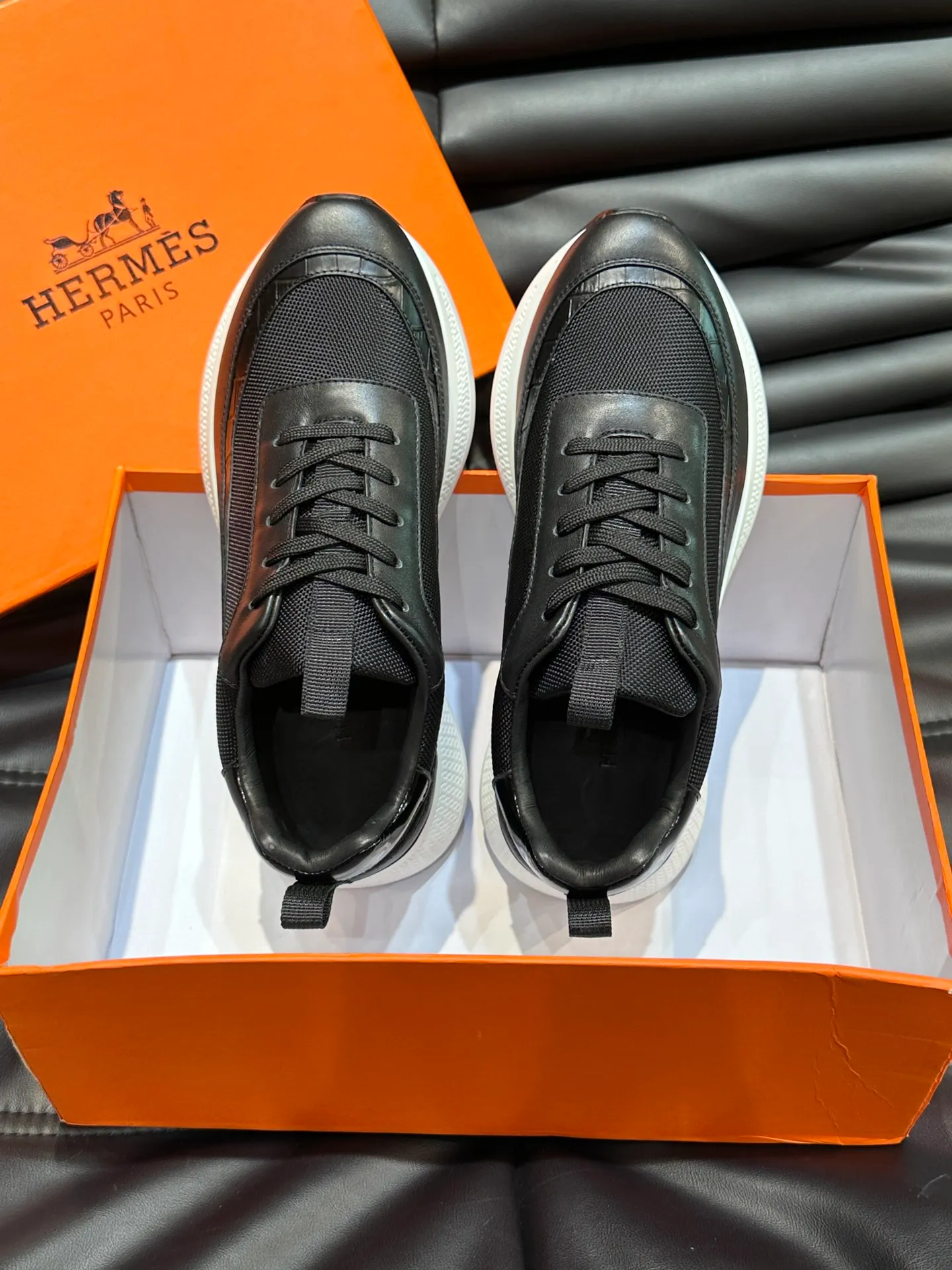 Factory price: 520💰HERMES/Hermes Hugo thick-soled sneakers are casual men's shoes. These sneakers are made of imported first-layer cowhide leather and breathable mesh design. The contrasting color design creates a dynamic and modern shape. The front end of the toe is decorated with natural-color rubber inlays, making it novel and fashionable. The texture is incomparable, with cowhide lining and cowhide foot pads, the upper foot is comfortable and breathable, and the rubber sole is decorated with geometric patterns and iconic "H" details. A very personal one! Size: 39-44 (customized at 38.45)